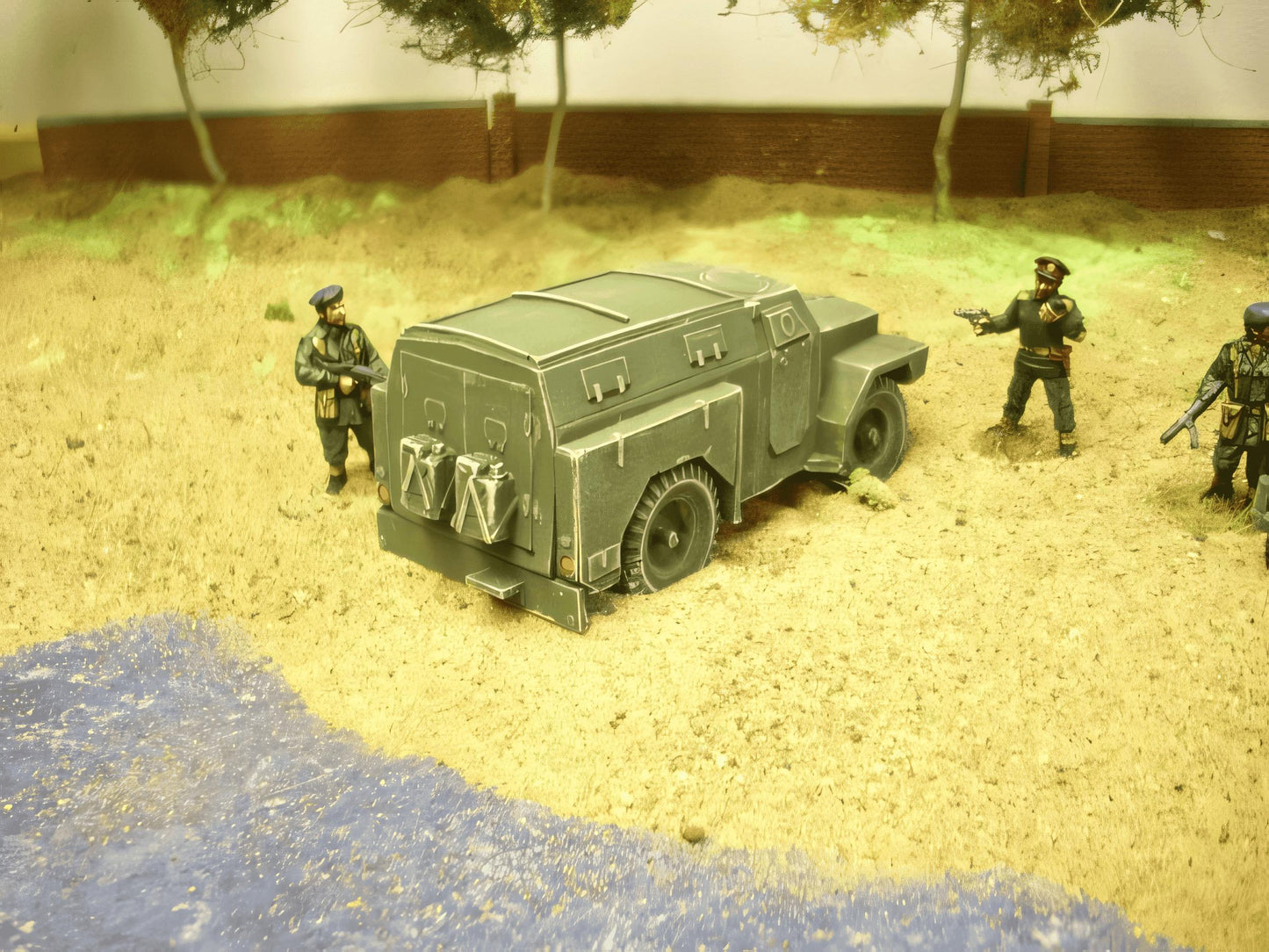 28mm  HUMBER PIG ARMOURED TRUCK (cold war)